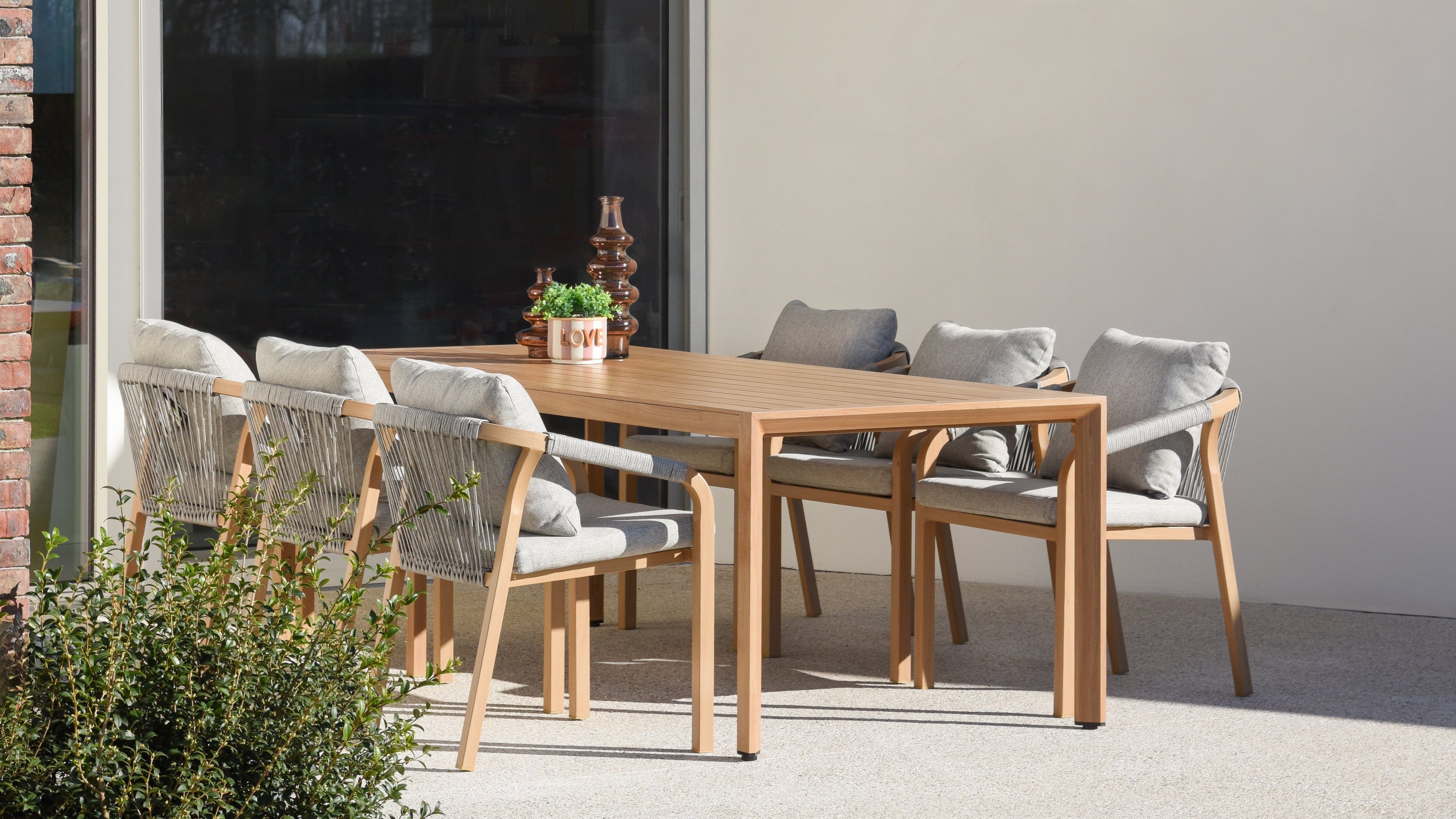 Tuinmeubelen kiezen: materiaal, comfort en onderhoud