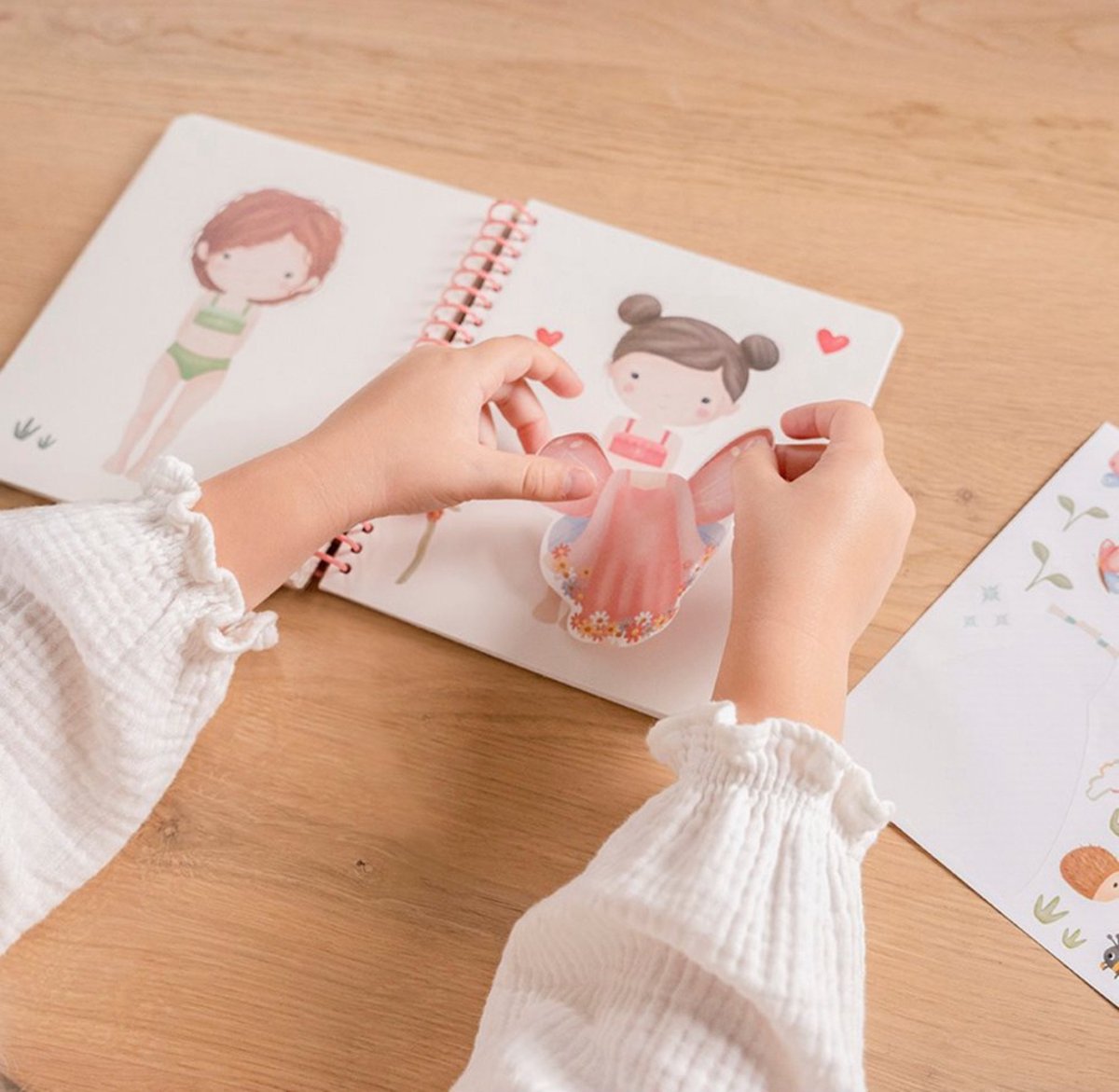 LITTLE DUTCH Aankleed- en stickerboek - Rosa & vrienden