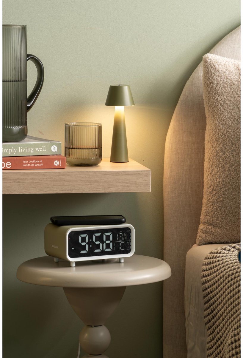 KARLSSON Chuncky LED wekker met telefoon oplader - theegroen