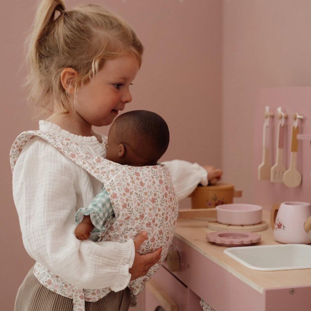 LITTLE DUTCH Poppendraagzak - Soft flowers