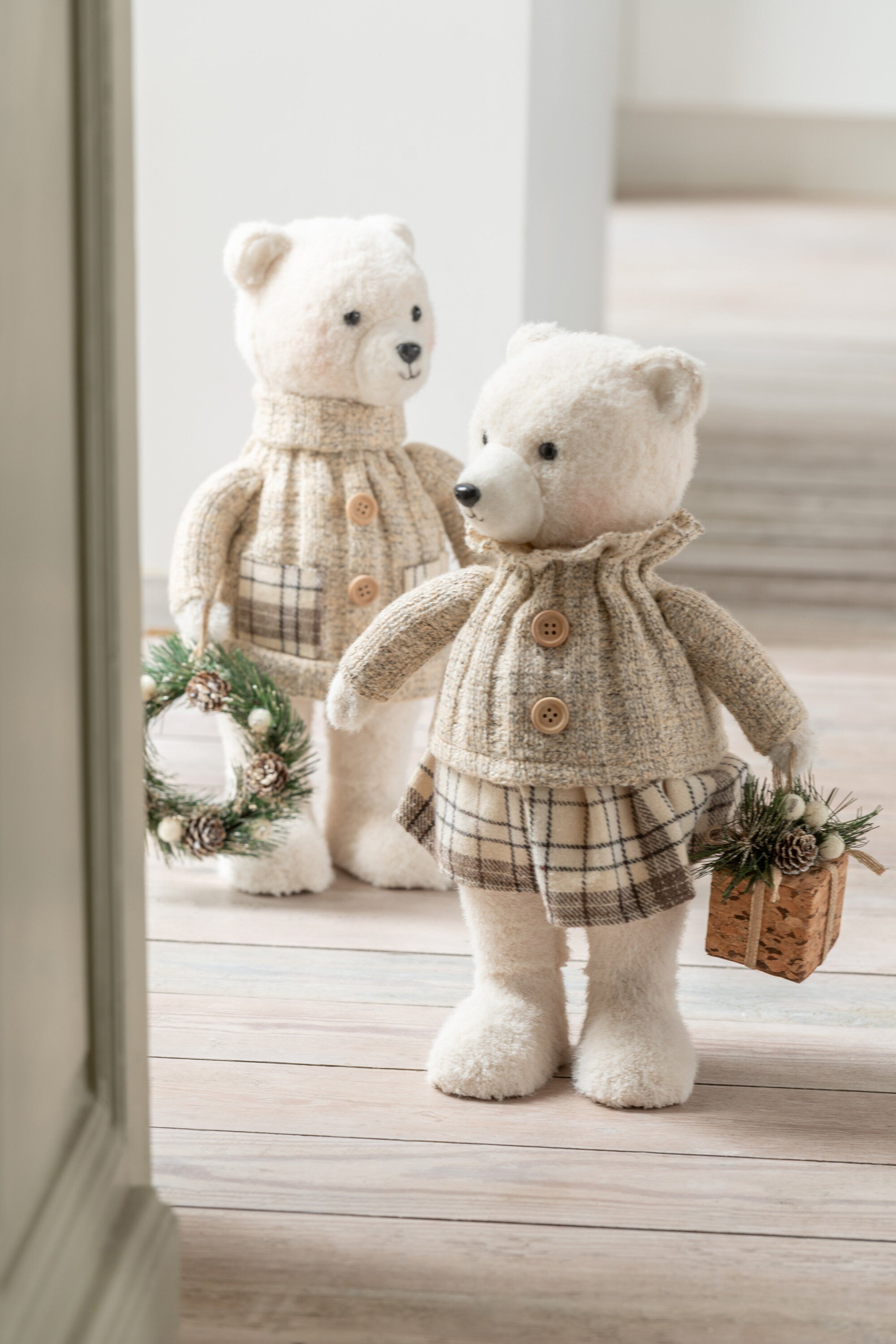 JLINE Decofiguur beer jongen/ meisje - 19x14x37cm - ecru/ beige ass.  (prijs per stuk)