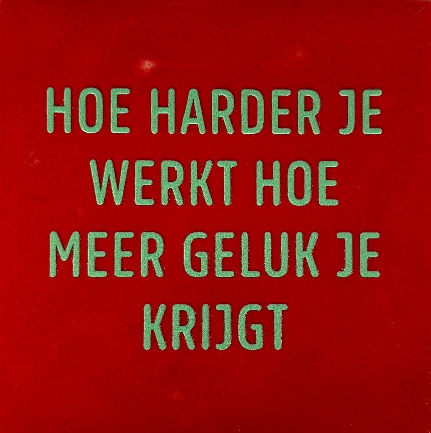 YETT Tegeltje - Hoe harder je werkt hoe meer geluk je krijgt - rood/mint