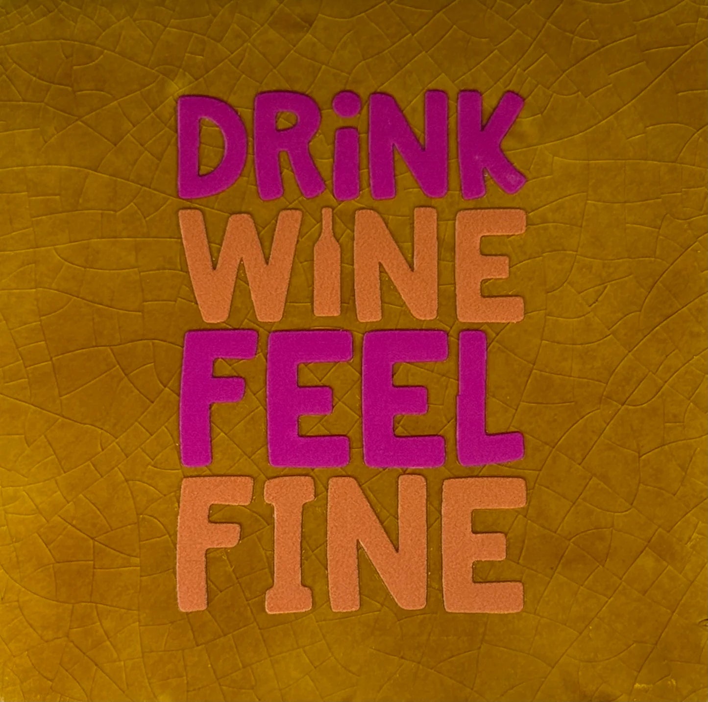 YETT Tegeltje - Drink wine feel fine - oker/knalroze