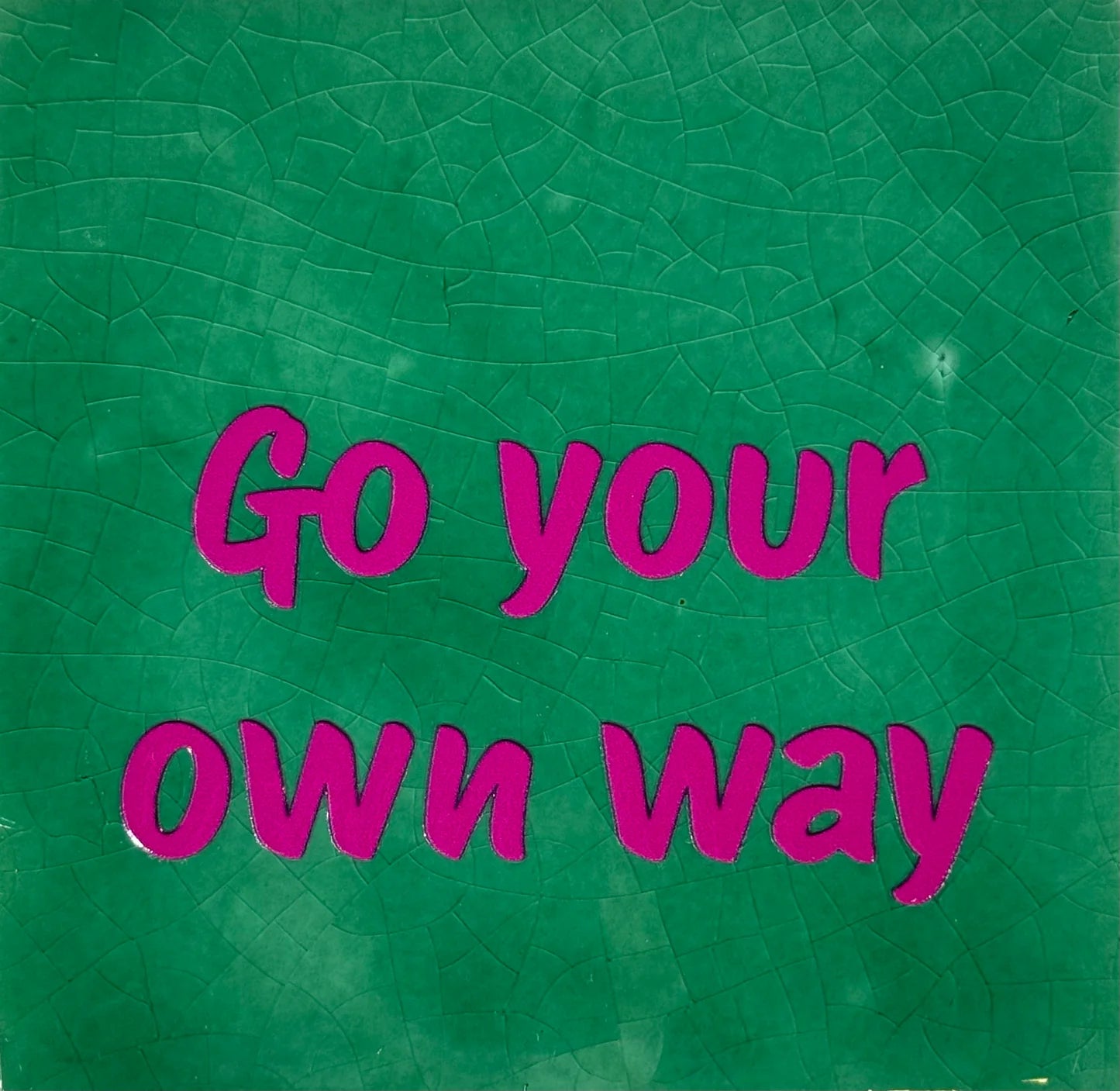 YETT Tegeltje - Go your own way - hardgroen/knalroze