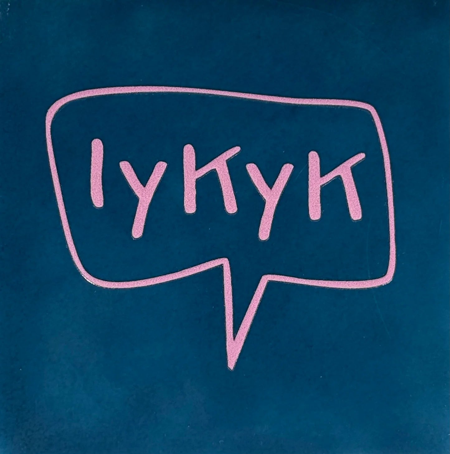 YETT Tegeltje - If you knwo you know - d.blauw/warm roze