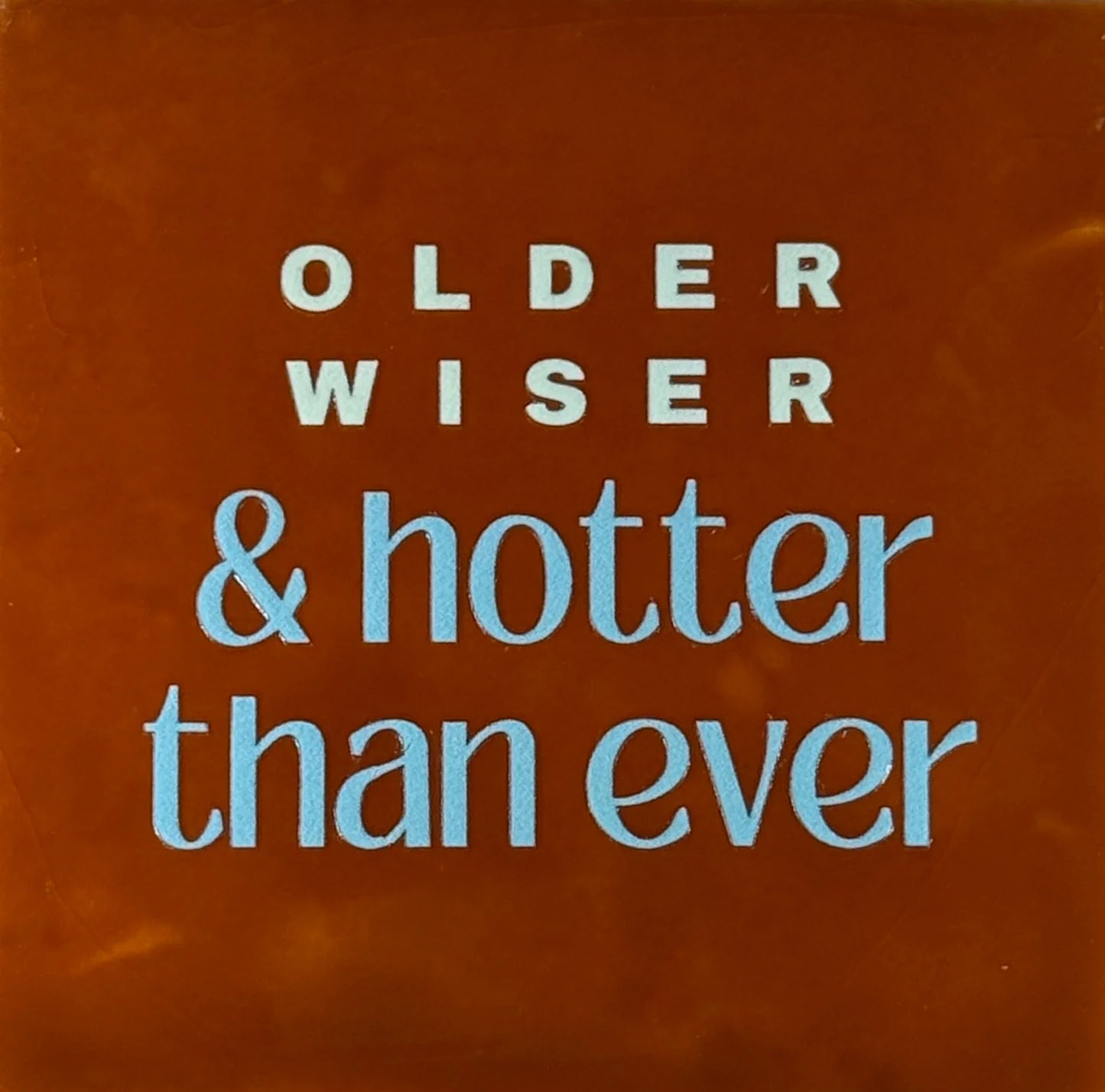 YETT Tegeltje - Older wiser & hotter than ever - terra/warm blauw