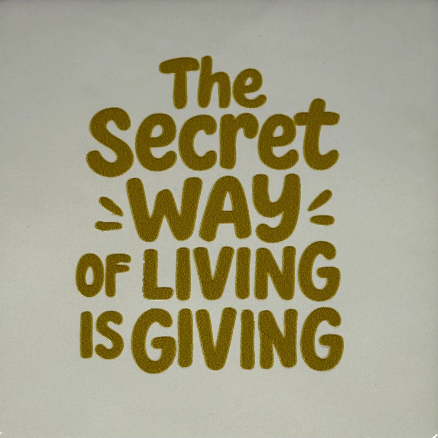 YETT Tegeltje - The secret way of living is giving - creme/goud