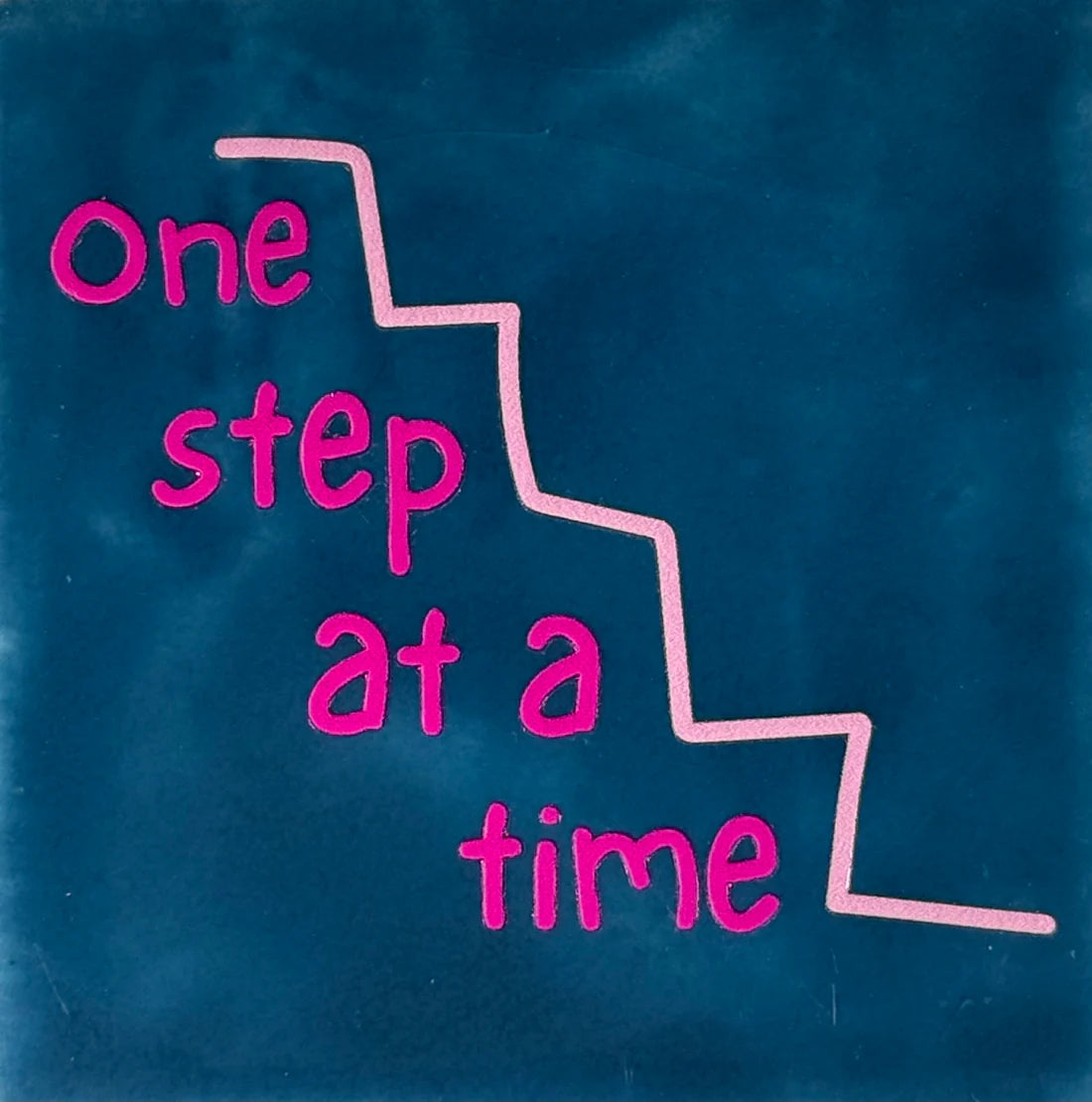 YETT Tegeltje - One step at a time - donkerblauw/knalroze